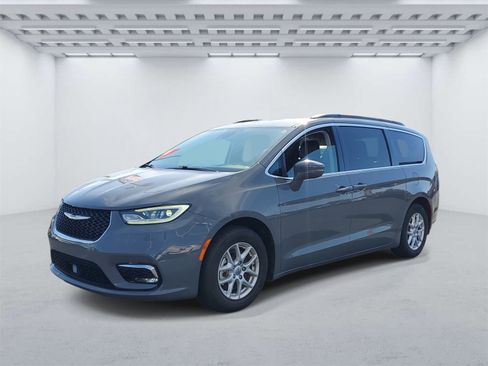 Used 2022 Chrysler Pacifica Touring-L image 2