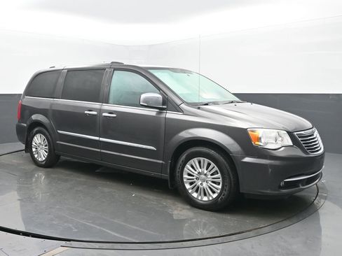 Used 2015 Chrysler Town & Country Limited image 7