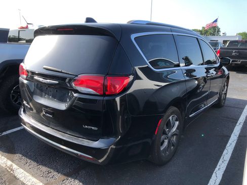 Used 2017 Chrysler Pacifica Limited FWD image 4