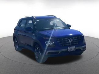 Used 2025 Hyundai Venue SEL video 2