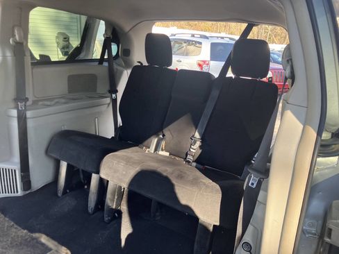 Used 2011 Chrysler Town & Country Touring image 27