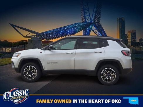Used 2025 Jeep Compass Trailhawk AWD/4WD image 4