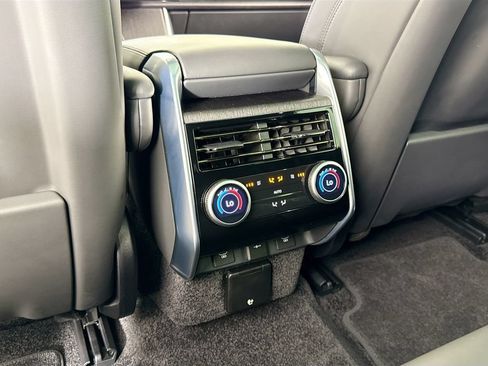 Used 2025 Land Rover Range Rover SE AWD/4WD image 16