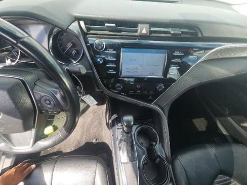 Used 2018 Toyota Camry SE w/ Moonroof Package FWD image 3
