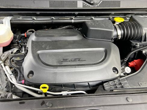 Used 2023 Chrysler Pacifica Touring-L w/ Uconnect Theater Family Group image 32