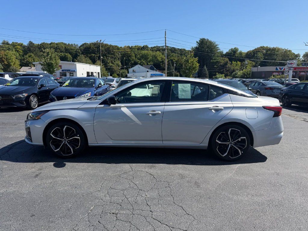 Used 2024 Nissan Altima 2.5 SR FWD image 2