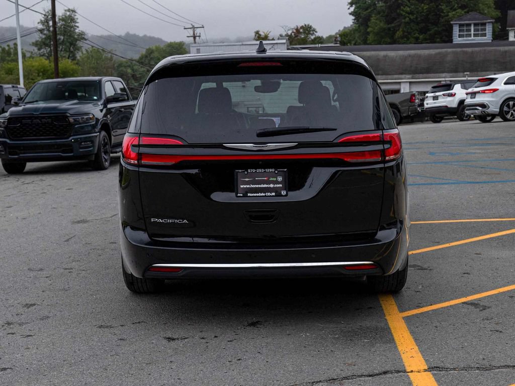 Used 2025 Chrysler Pacifica Select FWD image 5