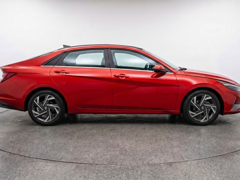 Used 2025 Hyundai Elantra SEL FWD image 11