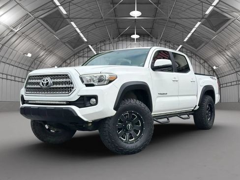 Used 2017 Toyota Tacoma TRD Off-Road RWD image 19