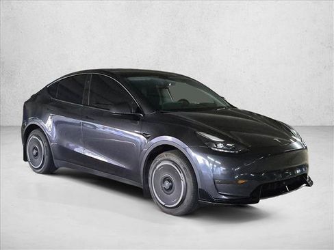 Used 2024 Tesla Model Y Long Range AWD/4WD image 3