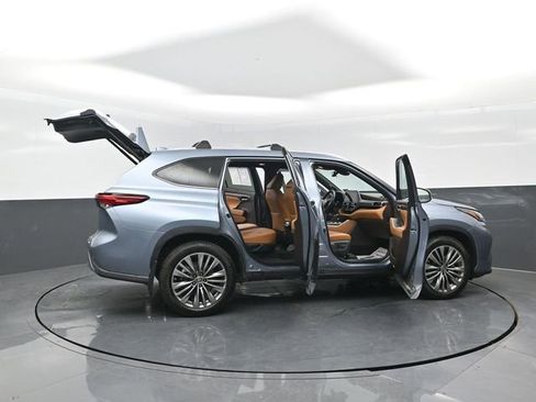 Used 2020 Toyota Highlander Platinum image 19
