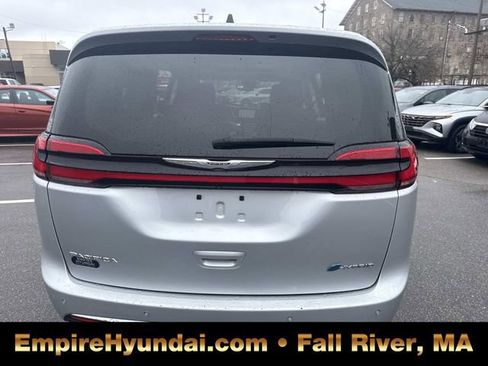 Used 2023 Chrysler Pacifica Limited FWD image 4
