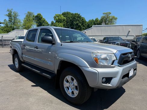 Used 2015 Toyota Tacoma 4x4 Double Cab w/ SR5 Package image 3