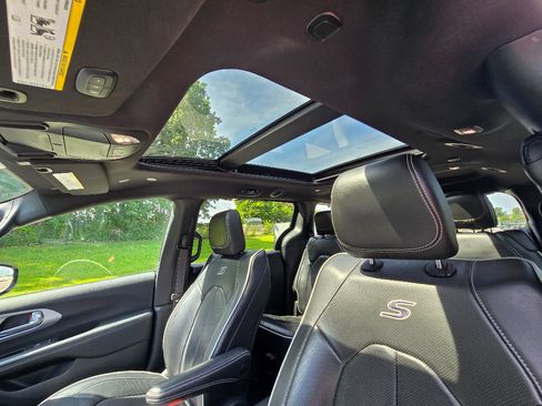 Used 2025 Chrysler Pacifica Limited FWD image 14