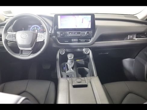 Used 2025 Toyota Grand Highlander XLE image 16