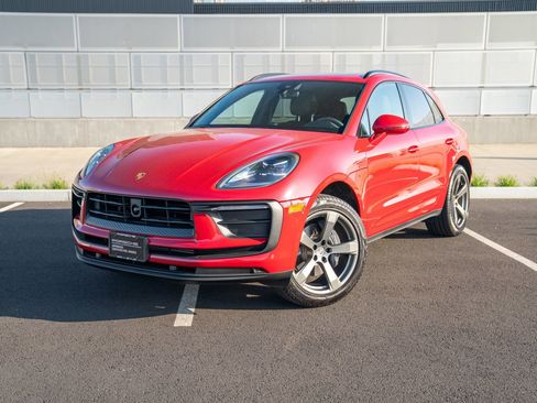 Certified 2022 Porsche Macan AWD/4WD image 1