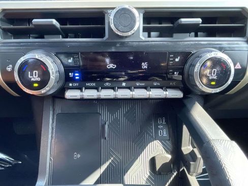 Used 2025 Toyota Tacoma Limited AWD/4WD image 38