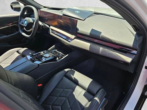 Used 2025 BMW i5 eDrive40i w/ Premium Package RWD image 22
