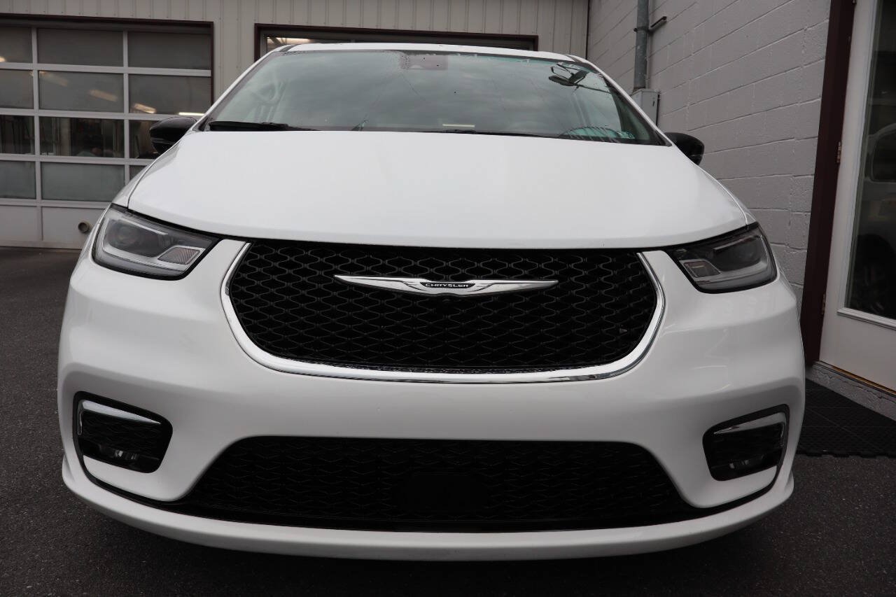 Used 2024 Chrysler Pacifica Touring-L FWD image 2
