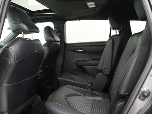 Used 2025 Toyota Highlander XSE AWD/4WD image 22