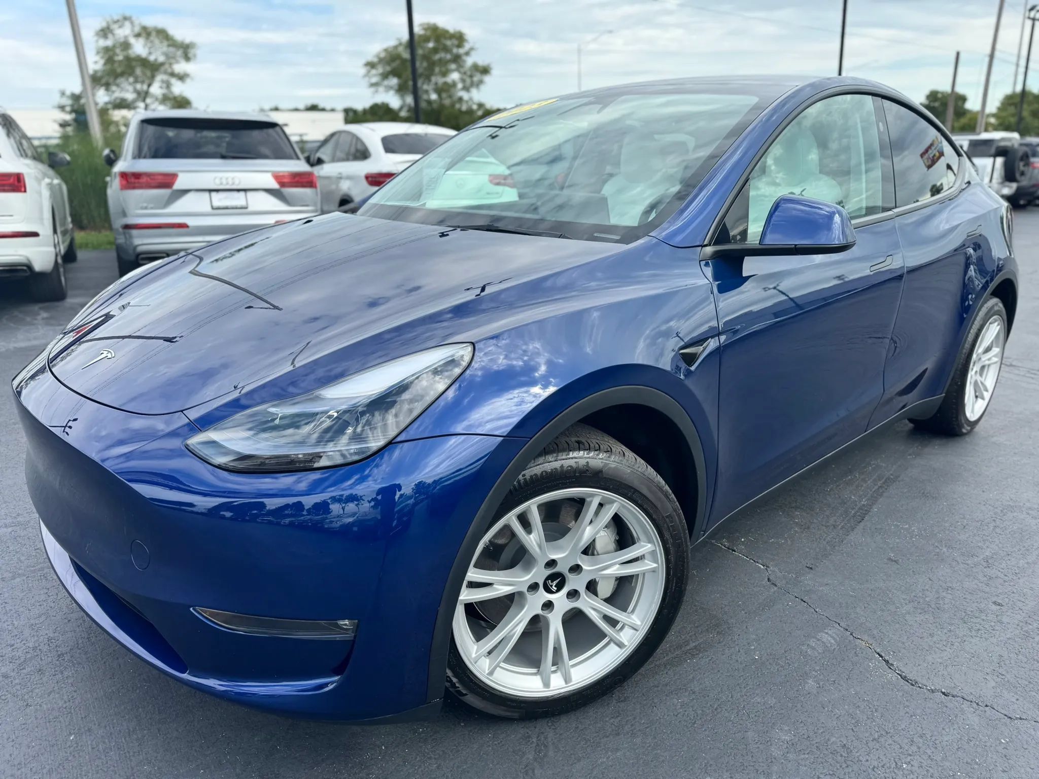 Used 2023 Tesla Model Y Long Range AWD/4WD image 1