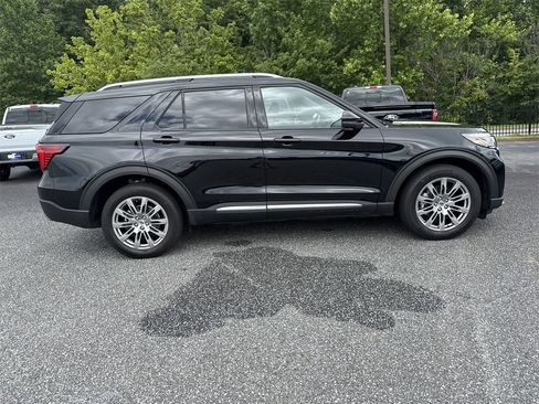 Used 2025 Ford Explorer Platinum image 3