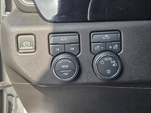 Used 2022 Chevrolet Silverado 1500 LT AWD/4WD image 18