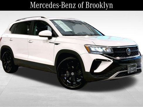 Used 2023 Volkswagen Taos SE w/ Panoramic Sunroof Package image 1