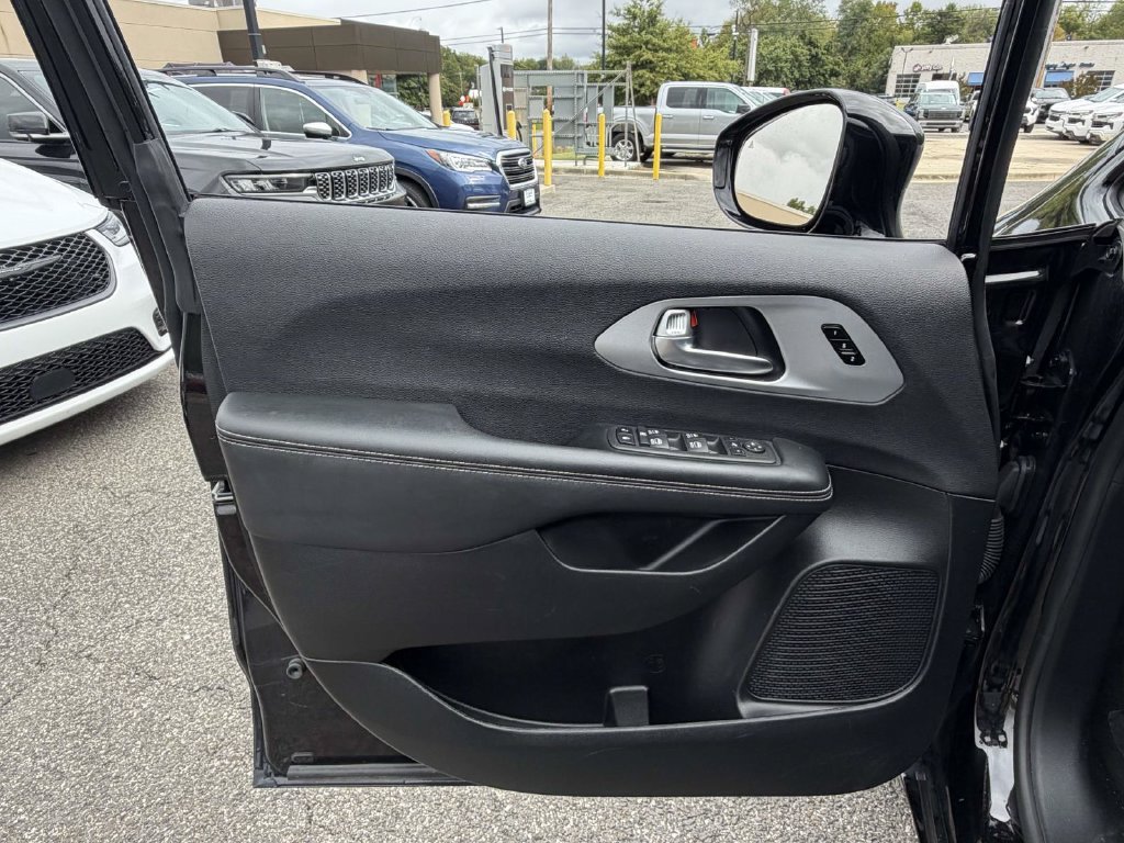 Used 2025 Chrysler Pacifica Limited FWD image 12