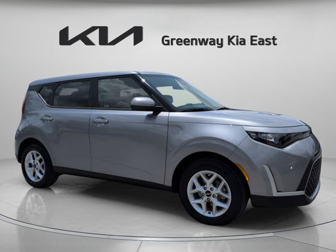Used 2025 Kia Soul LX w/ LX Technology Package FWD image 3