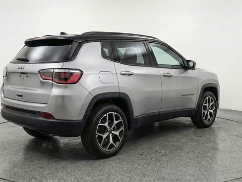 Used 2025 Jeep Compass Limited image 9