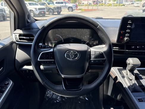 Used 2022 Toyota Sienna XSE w/ XSE Plus Package AWD/4WD image 17
