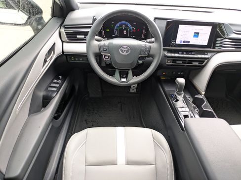 Used 2025 Toyota Camry SE w/ Convenience Package FWD image 14