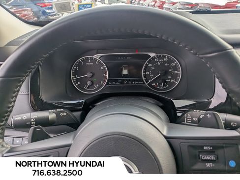 Used 2025 Nissan Pathfinder SV image 6