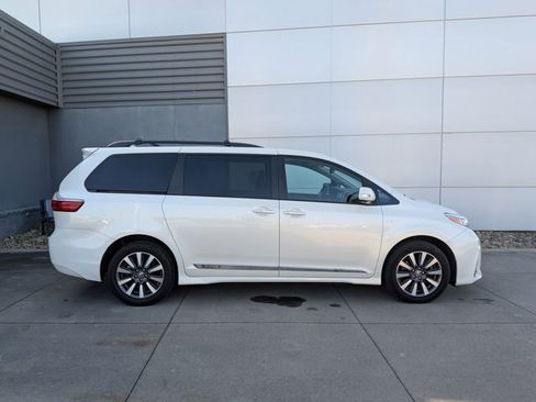 Used 2020 Toyota Sienna Limited Premium image 3