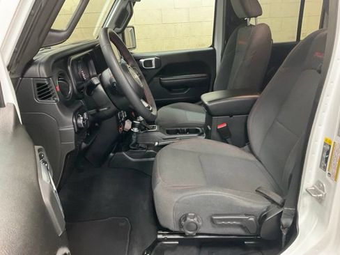 Used 2025 Jeep Wrangler Unlimited Rubicon AWD/4WD image 7