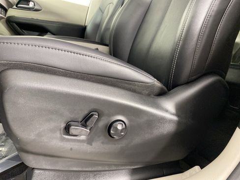 Used 2024 Chrysler Pacifica Touring-L image 17