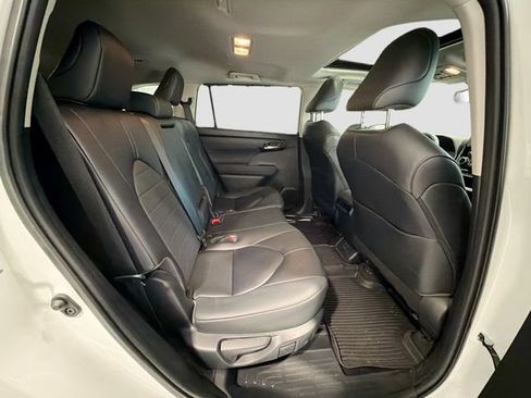Used 2023 Toyota Highlander XLE AWD/4WD image 23
