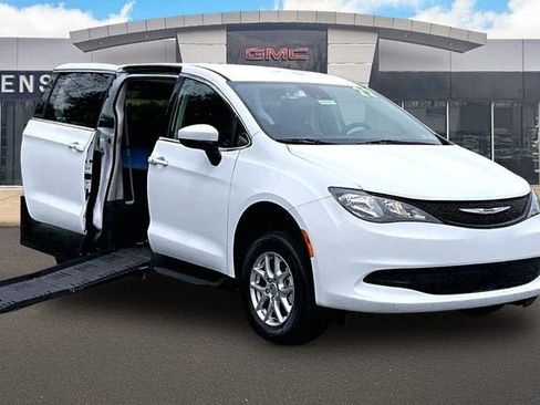 Used 2022 Chrysler Voyager LX FWD image 9