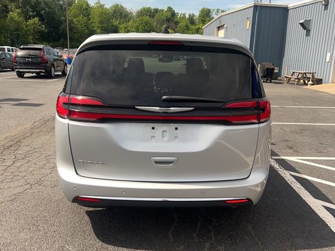 Used 2023 Chrysler Pacifica Touring-L FWD image 5