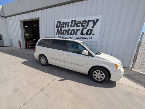 Used 2012 Chrysler Town & Country Touring w/ Entertainment Group #1 FWD image 21