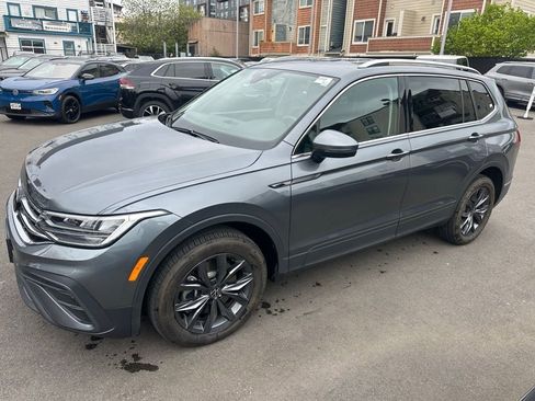 Used 2023 Volkswagen Tiguan SE AWD/4WD image 3