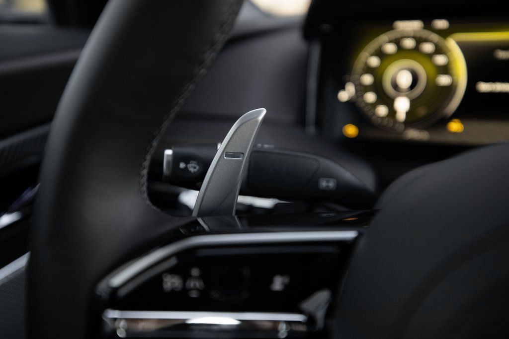 Used 2025 Aston Martin DB12 Coupe RWD image 32