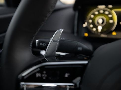 Used 2025 Aston Martin DB12 Coupe RWD image 32