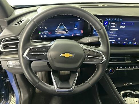 Used 2025 Chevrolet Traverse LT image 14