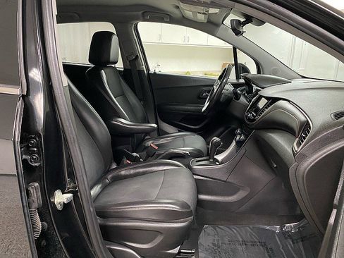 Used 2020 Chevrolet Trax LT w/ LT Convenience Package image 13