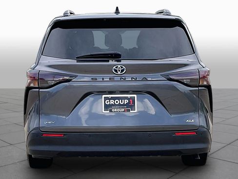 Used 2025 Toyota Sienna XLE FWD image 5