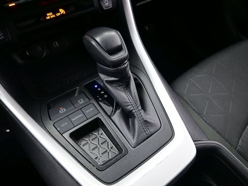 Used 2024 Toyota RAV4 XLE FWD image 21