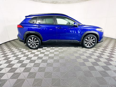 Used 2023 Toyota Corolla Cross XLE w/ Convenience Package FWD image 2