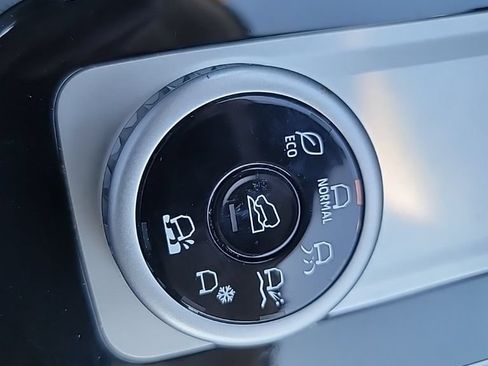 Used 2025 Mitsubishi Outlander AWD image 25
